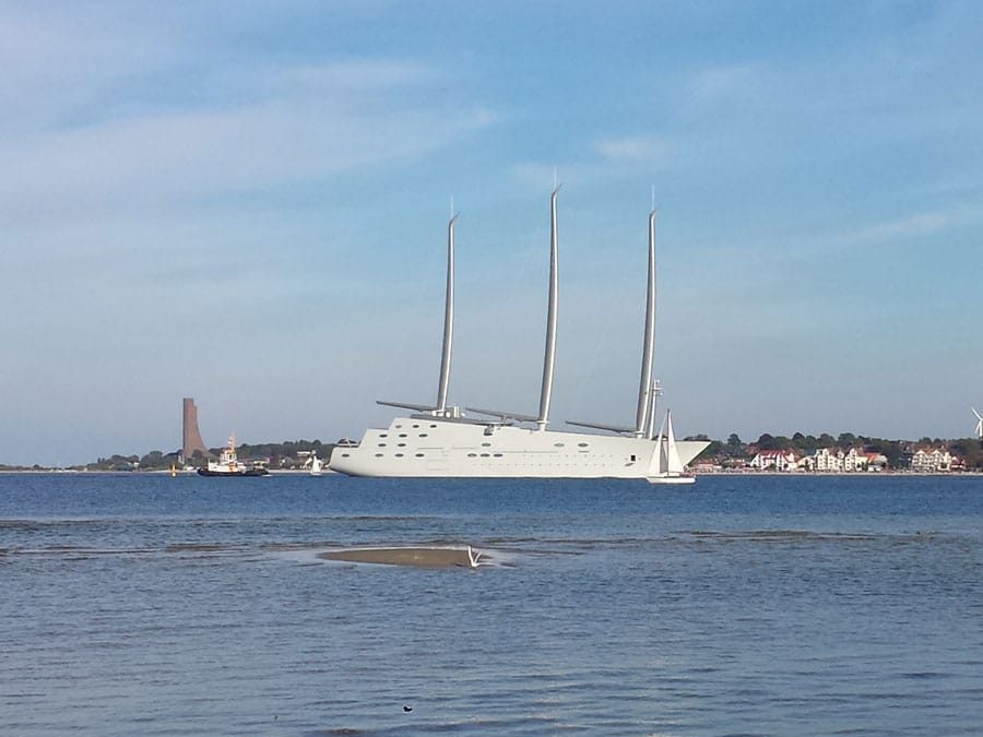 „A“ wie „ ACQUA“ ? Die größte Segelyacht der Welt in Kiel: „White Pearl“